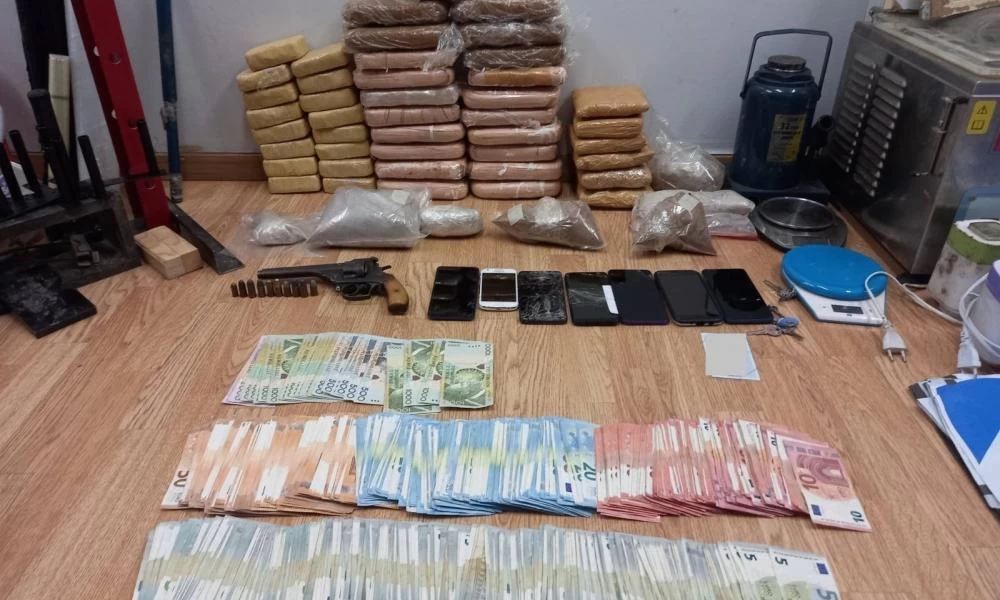 Γαλάτσι: Βρέθηκαν 21,5 κιλά ηρωίνης σε διαμέρισμα - Τρεις συλλήψεις